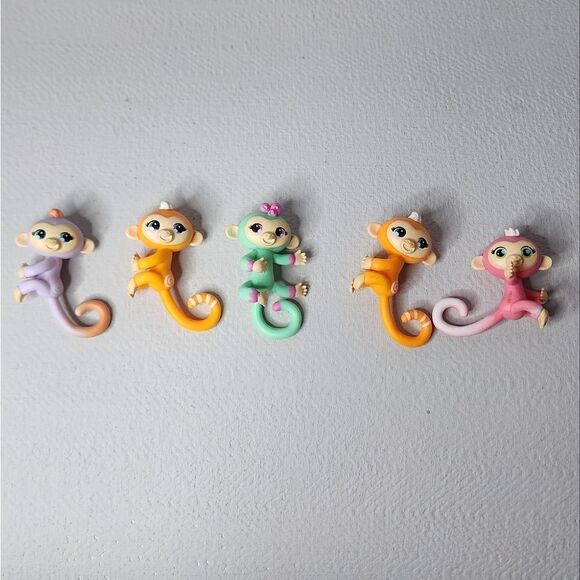 FINGERLINGS MINIS Lot Of 5 POPULAR MINI FIGURE - Picture 1 of 6